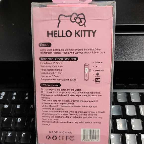 Transparent Pink Hello Kitty 3.5 mm wired earphones with storage box - Picture 3 of 3
